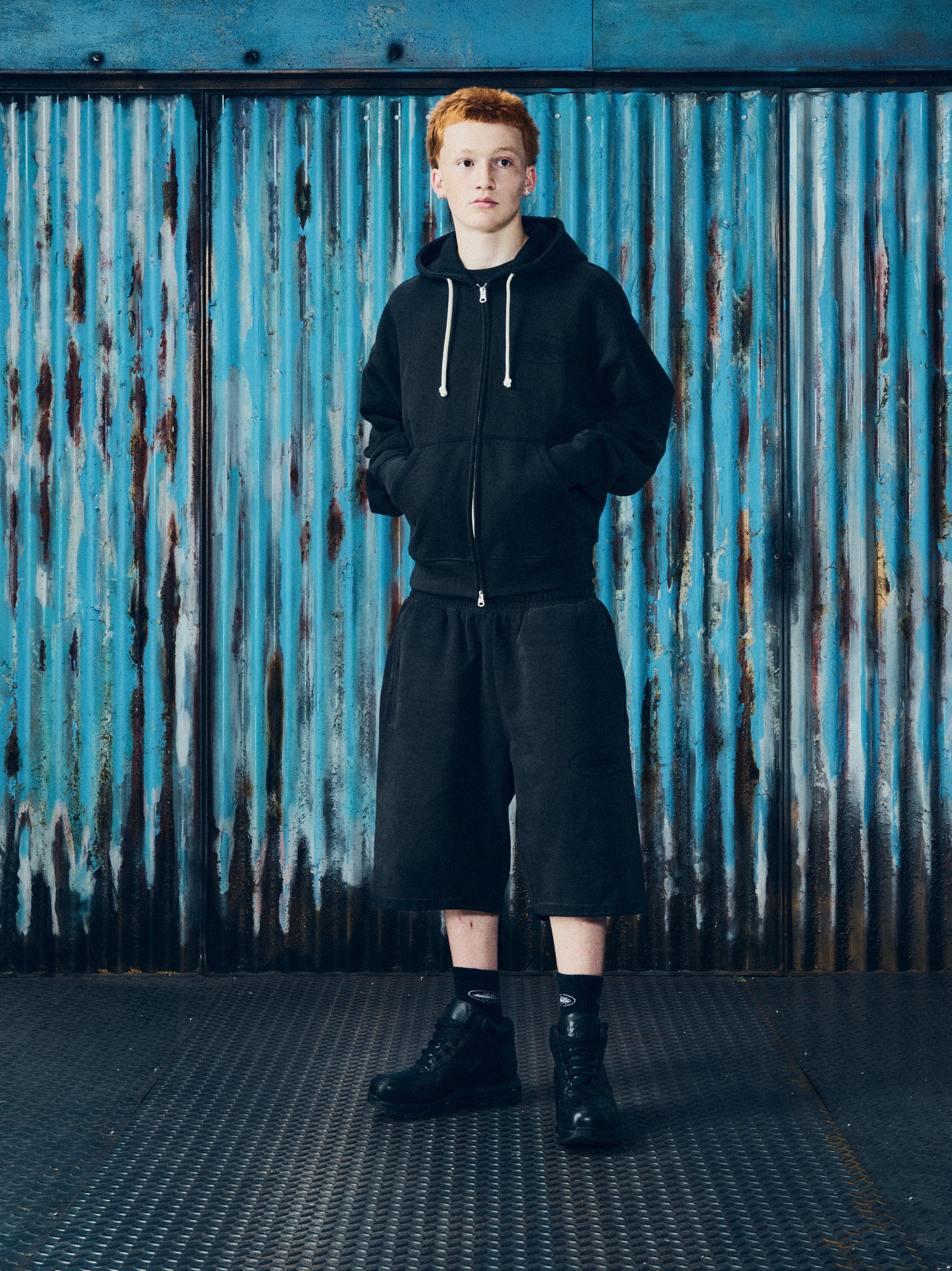 ISLAND KNOCKOUT SWEATSHORT [BLACK]