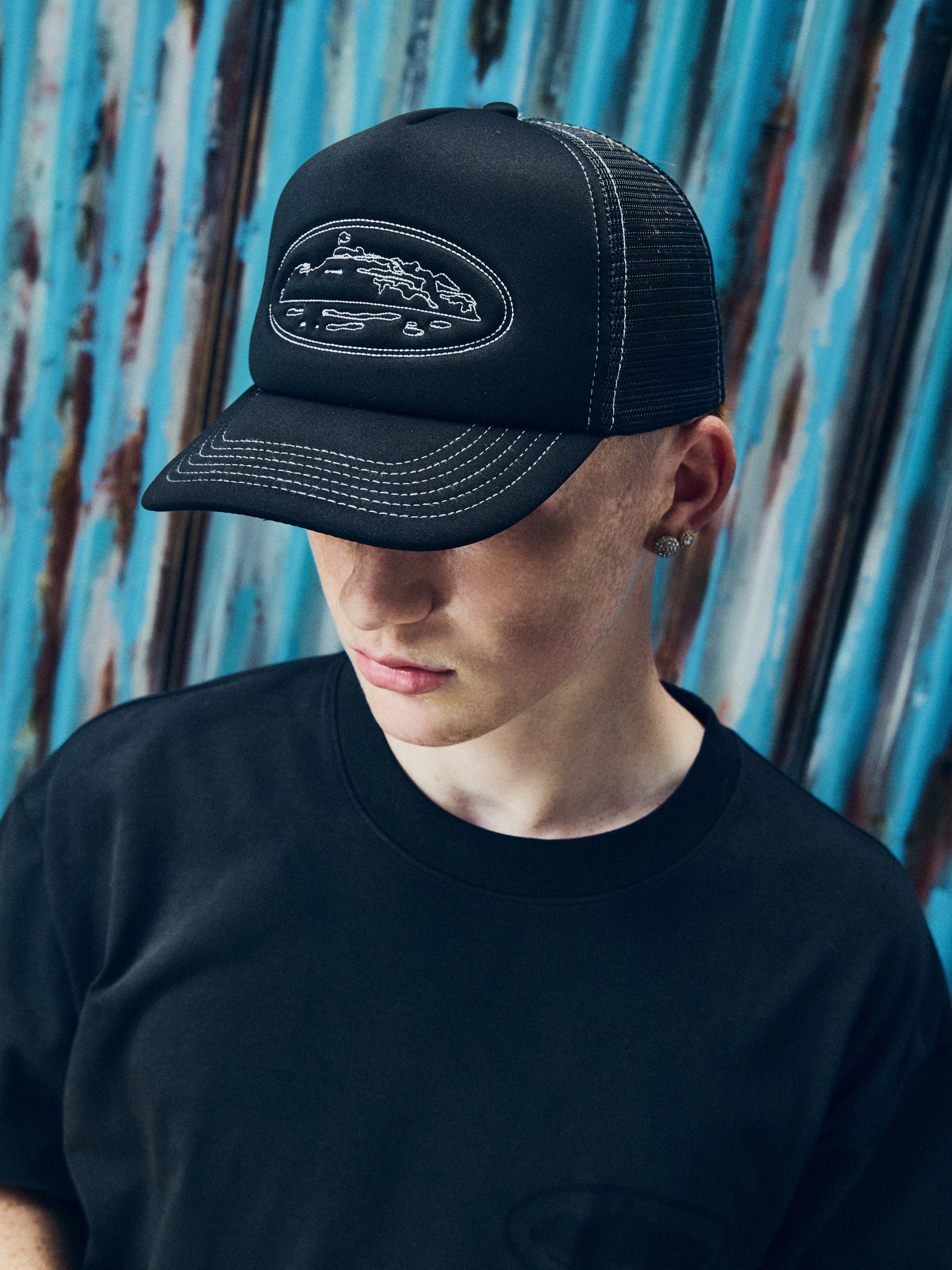 ISLAND OUTLINE TRUCKER HAT [BLACK]